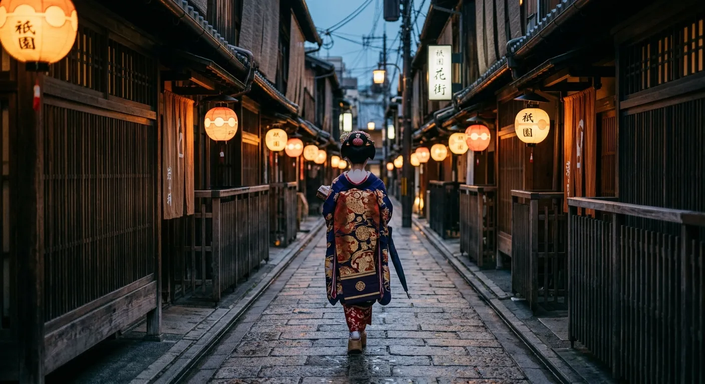 Geisha caminando por una calle hanamachi con farolillos al atardecer, los hanamachi y la vida actual de las geishas